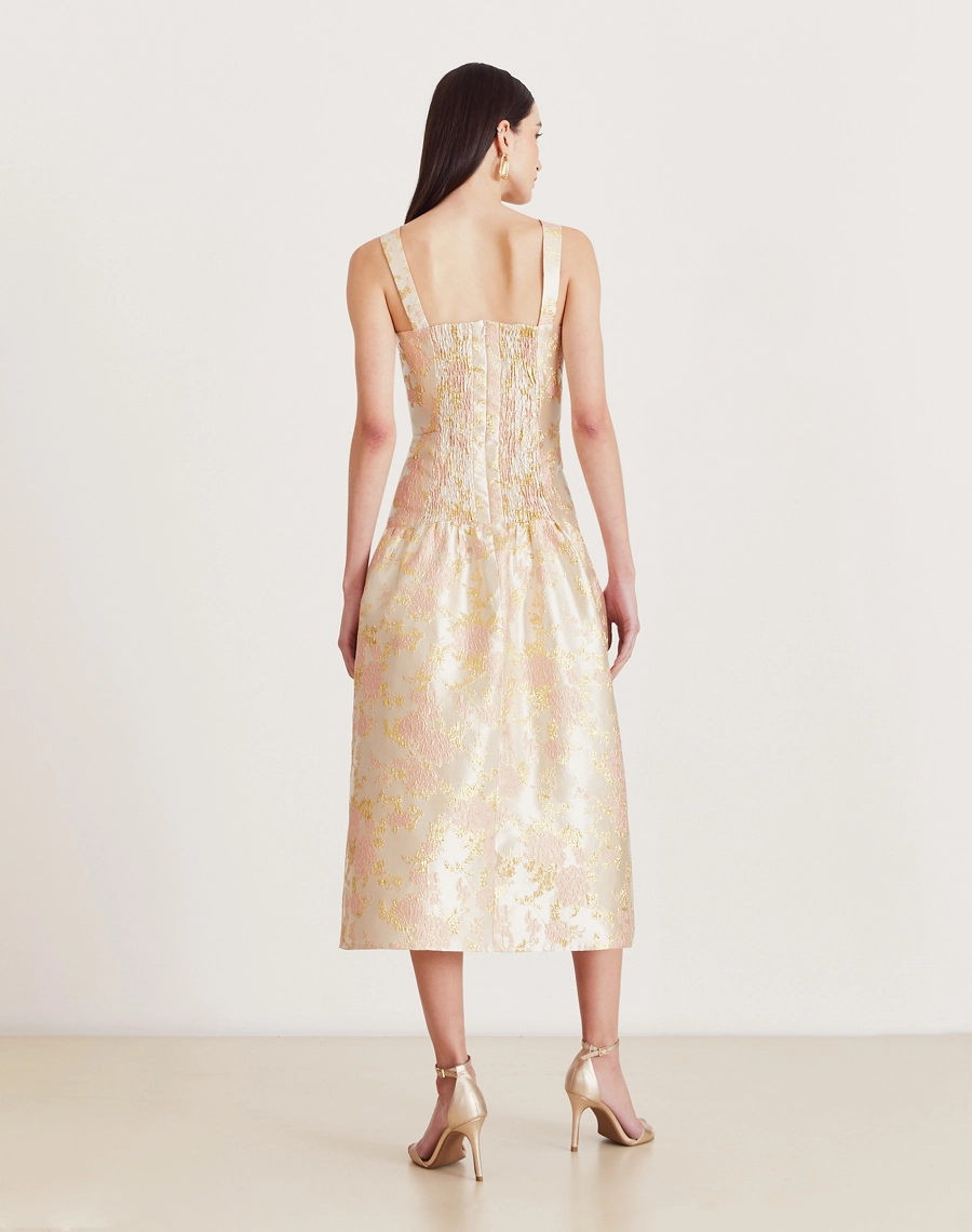 O Vestido Midi Elisabete é confeccionado em jacquard. Perfeito para transitar entre diferentes ocasiões, como coquetéis, jantares românticos e encontros especiais.