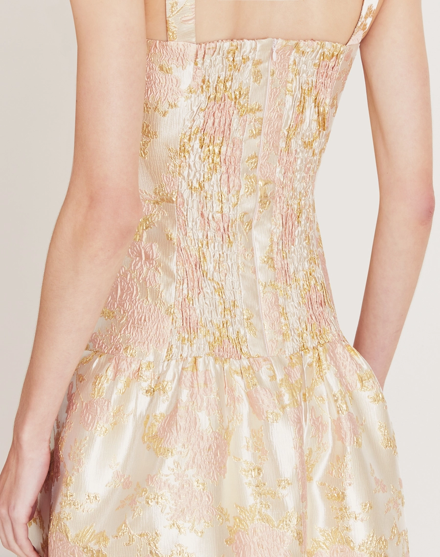 O Vestido Midi Elisabete é confeccionado em jacquard. Perfeito para transitar entre diferentes ocasiões, como coquetéis, jantares românticos e encontros especiais.