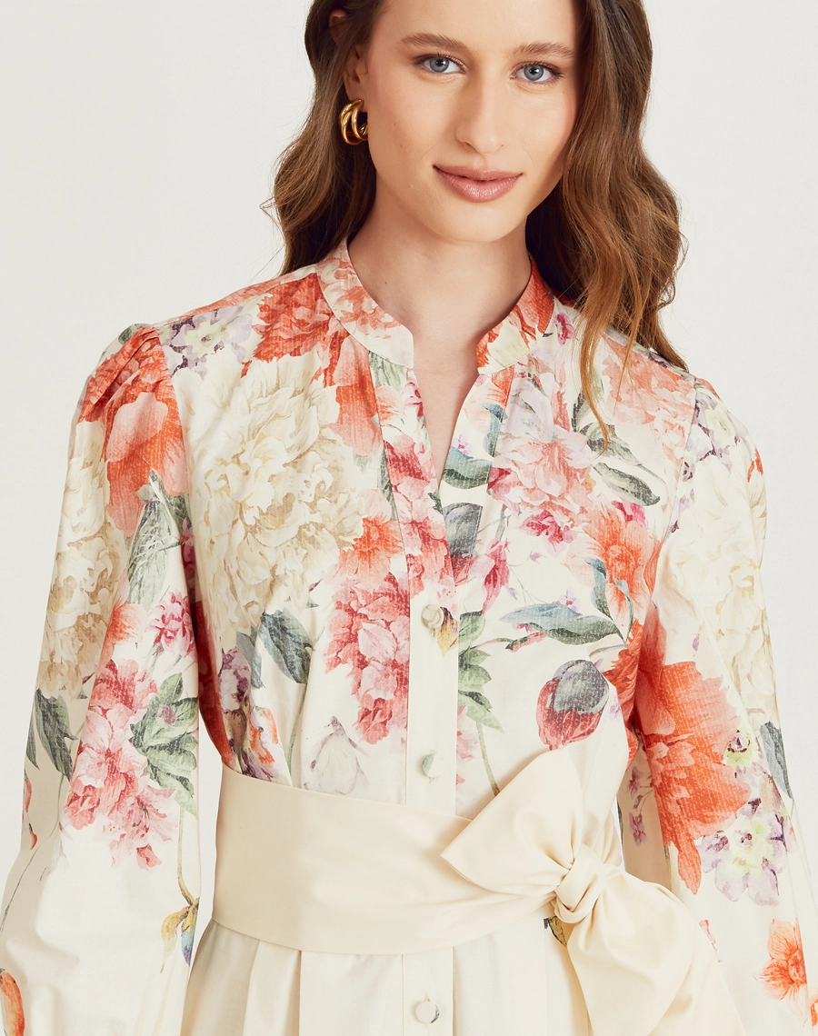 A Chemise Sofia é confeccionada em tricoline estampado. A estampa floral exclusiva Amissima adiciona delicadeza à peça, tornando-a perfeita para ocasiões do dia e da noite. Um look prático, elegante e versátil para qualquer momento.
