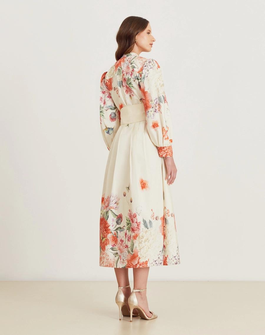 A Chemise Sofia é confeccionada em tricoline estampado. A estampa floral exclusiva Amissima adiciona delicadeza à peça, tornando-a perfeita para ocasiões do dia e da noite. Um look prático, elegante e versátil para qualquer momento.