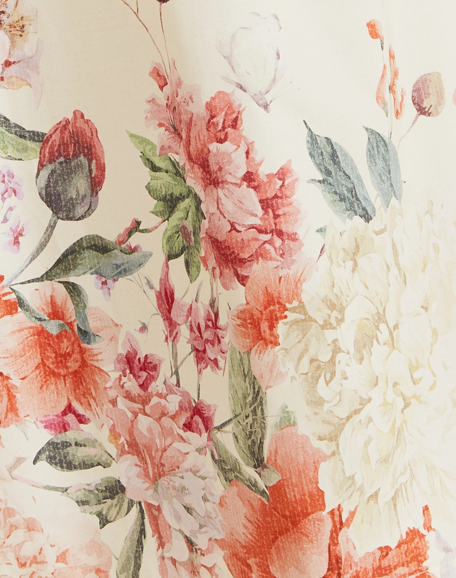 A Chemise Sofia é confeccionada em tricoline estampado. A estampa floral exclusiva Amissima adiciona delicadeza à peça, tornando-a perfeita para ocasiões do dia e da noite. Um look prático, elegante e versátil para qualquer momento.