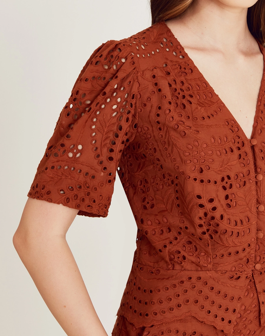 A Blusa Celine é confeccionada em laise, um tecido leve e versátil, com bordados vazados que dão um toque de delicadeza. Versátil e elegante, a Blusa Celine é perfeita para compor looks que vão do dia à noite. Ideal para brunchs, encontros ou coquetéis.