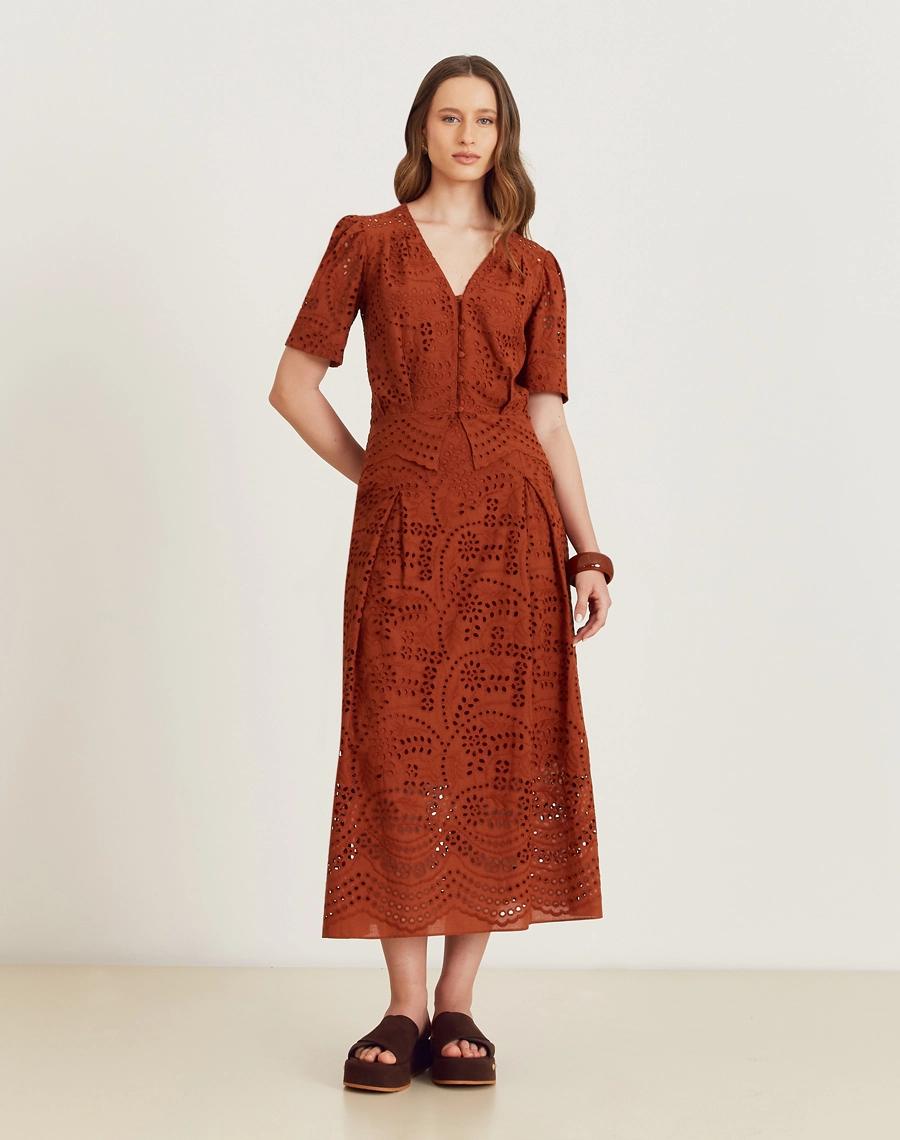 A Blusa Celine é confeccionada em laise, um tecido leve e versátil, com bordados vazados que dão um toque de delicadeza. Versátil e elegante, a Blusa Celine é perfeita para compor looks que vão do dia à noite. Ideal para brunchs, encontros ou coquetéis.