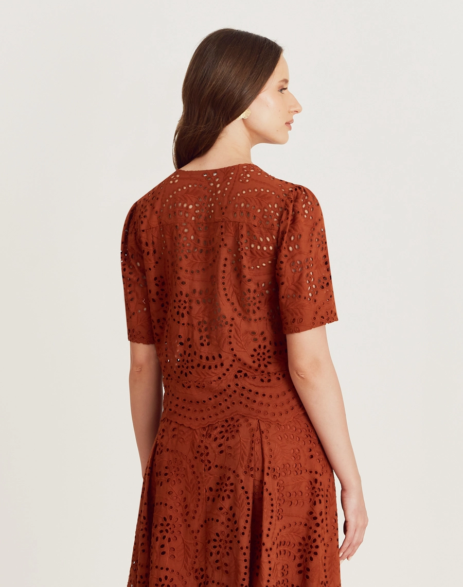 A Blusa Celine é confeccionada em laise, um tecido leve e versátil, com bordados vazados que dão um toque de delicadeza. Versátil e elegante, a Blusa Celine é perfeita para compor looks que vão do dia à noite. Ideal para brunchs, encontros ou coquetéis.