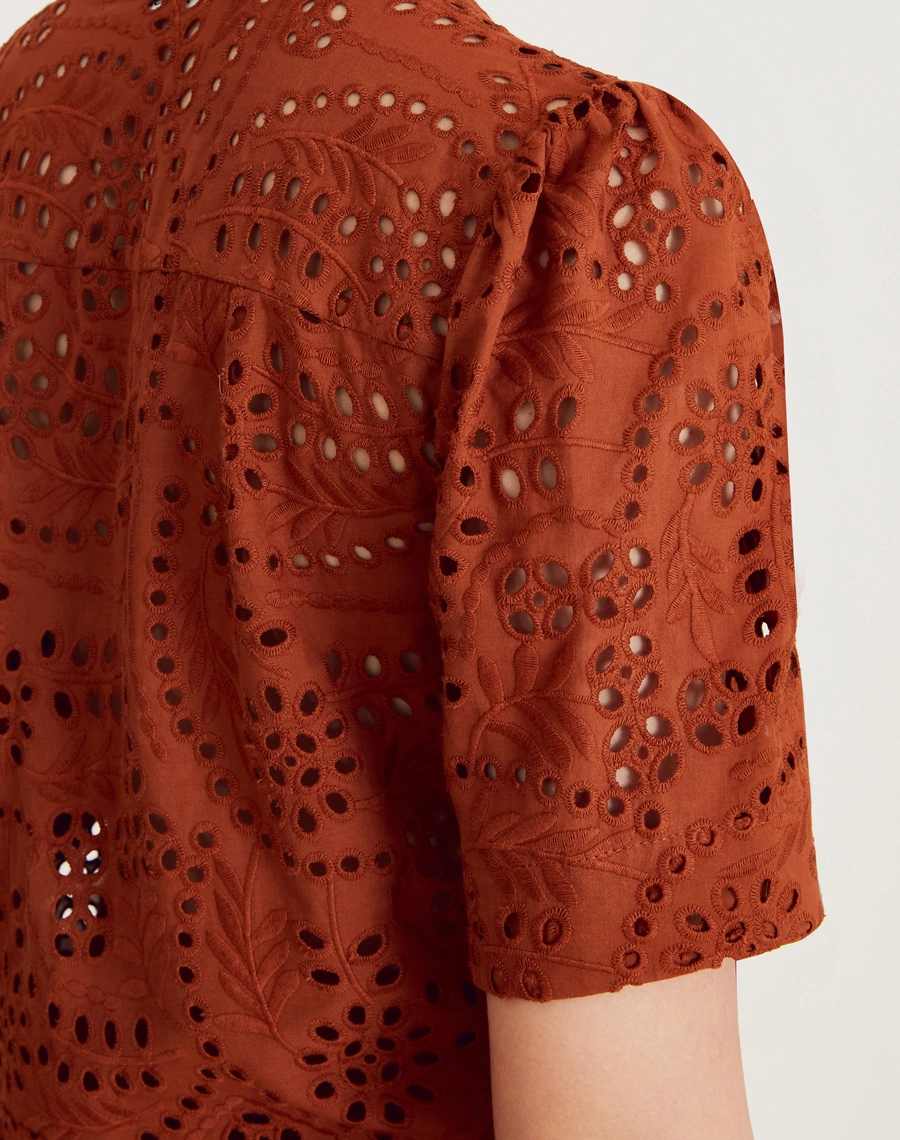 A Blusa Celine é confeccionada em laise, um tecido leve e versátil, com bordados vazados que dão um toque de delicadeza. Versátil e elegante, a Blusa Celine é perfeita para compor looks que vão do dia à noite. Ideal para brunchs, encontros ou coquetéis.