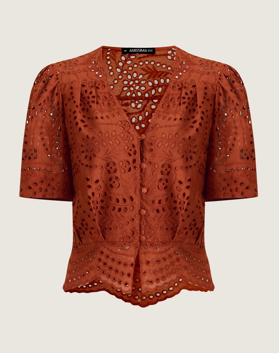 A Blusa Celine é confeccionada em laise, um tecido leve e versátil, com bordados vazados que dão um toque de delicadeza. Versátil e elegante, a Blusa Celine é perfeita para compor looks que vão do dia à noite. Ideal para brunchs, encontros ou coquetéis.