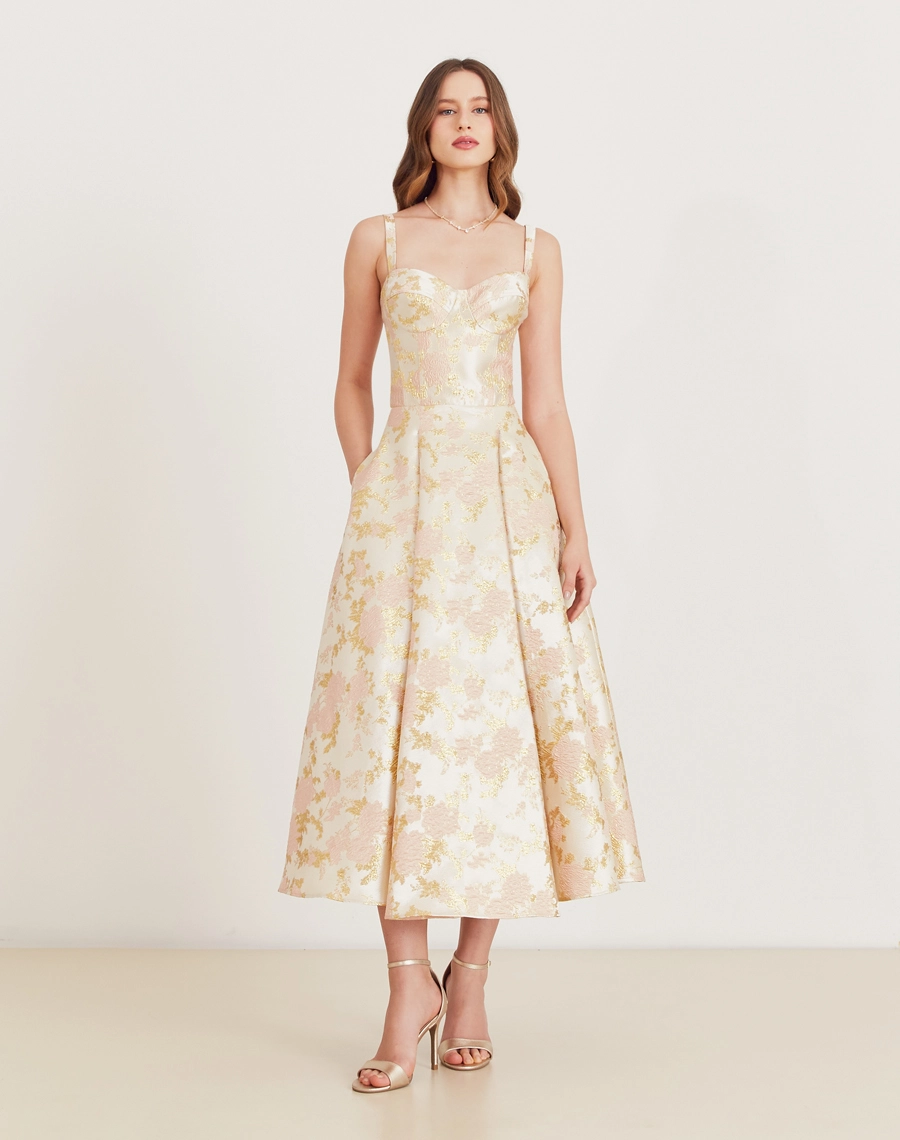 O Vestido Midi Heloá é confeccionado em jacquard, um tecido texturizado com caimento estruturado. Perfeito para transitar entre diferentes ocasiões, como coquetéis, jantares românticos e encontros especiais.