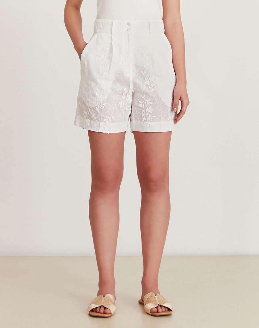 O Shorts Ariane é confeccionado em cambraia bordada, tecido leve e fresco que é perfeito para os dias mais quentes. As folhas bordadas trazem um toque delicado, tornando o modelo perfeito para quem busca um visual moderno e atemporal. Ideal para brunchs, passeios ao ar livre ou eventos diurnos.
