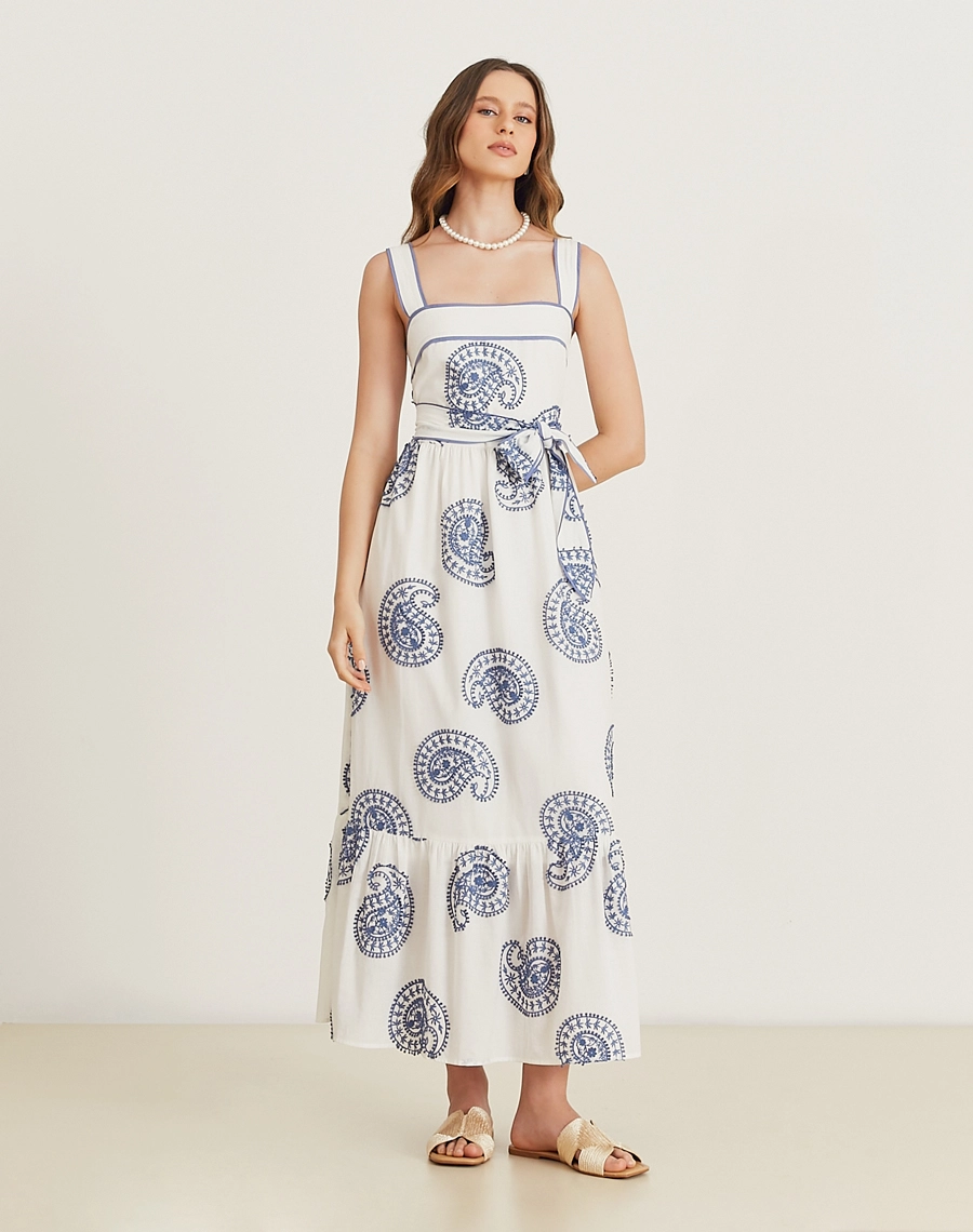 O Vestido Midi Celia é confeccionado em tecido de algodão bordado. Os detalhes em bordado paisley azul acrescentam sofisticação e delicadeza à peça, tornando-a perfeita para ocasiões do dia e da noite.
