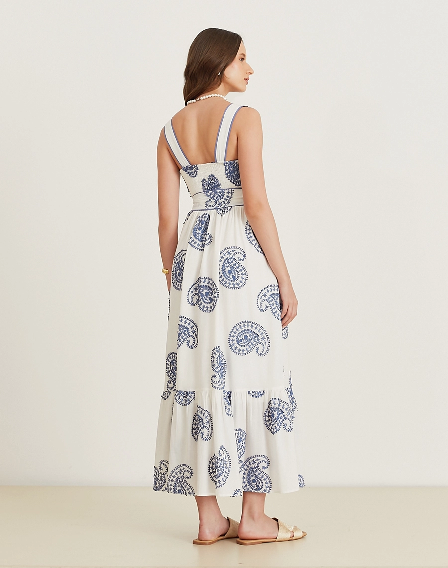 O Vestido Midi Celia é confeccionado em tecido de algodão bordado. Os detalhes em bordado paisley azul acrescentam sofisticação e delicadeza à peça, tornando-a perfeita para ocasiões do dia e da noite.