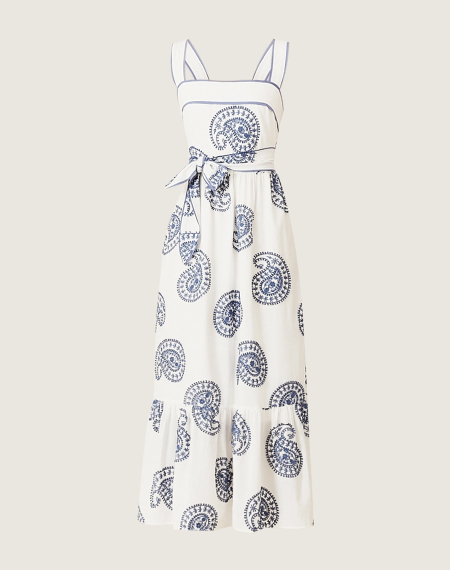 O Vestido Midi Celia é confeccionado em tecido de algodão bordado. Os detalhes em bordado paisley azul acrescentam sofisticação e delicadeza à peça, tornando-a perfeita para ocasiões do dia e da noite.