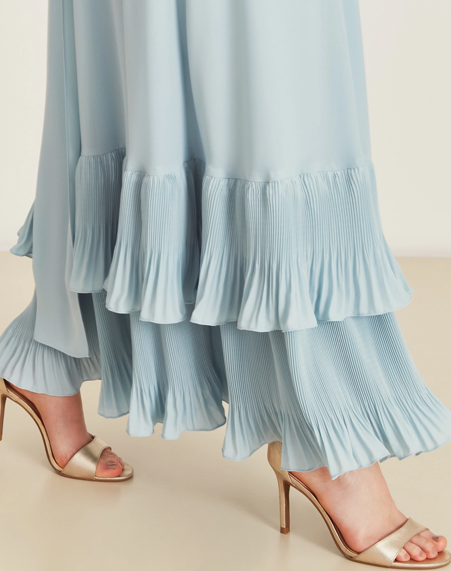 O Vestido Longo Nancy com seus babados em plissado é a escolha ideal para ocasiões especiais, unindo conforto e sofisticação em um visual naturalmente encantador!