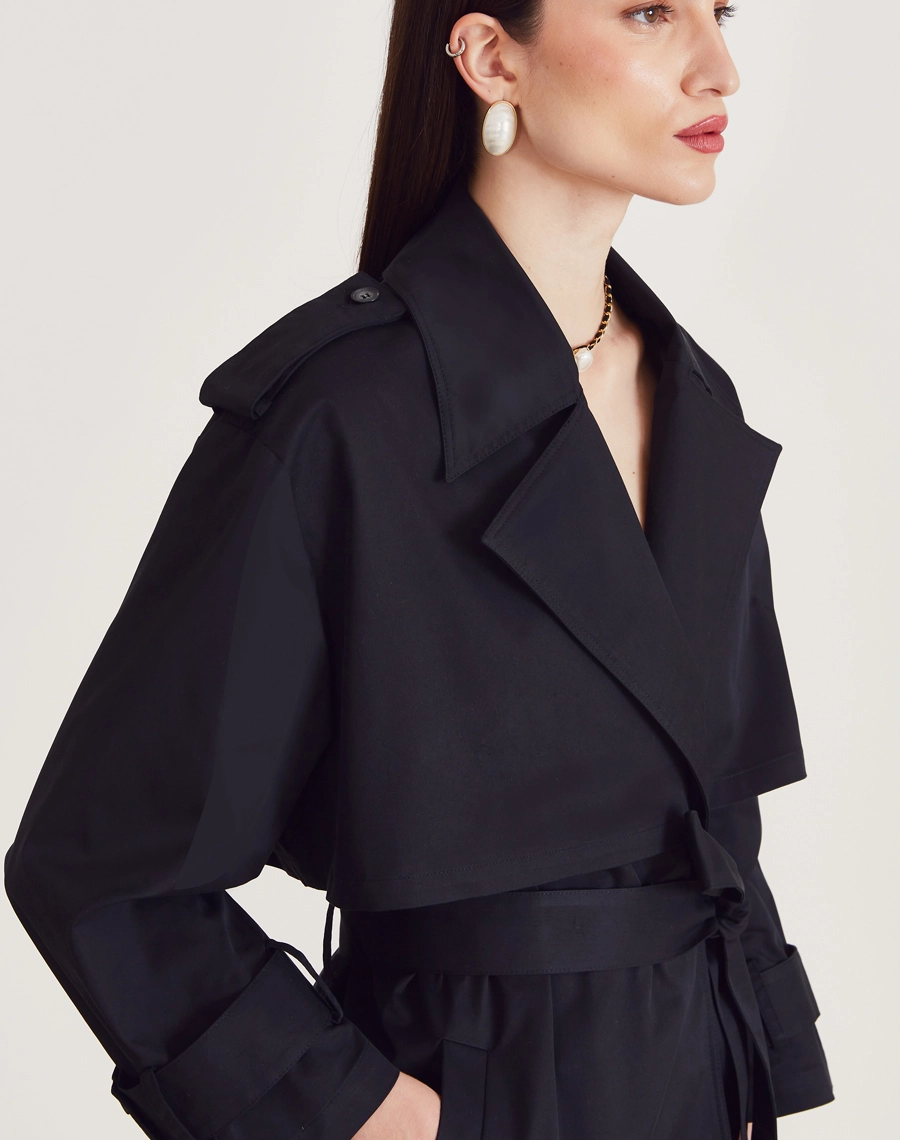 O Casaco Nayara é confeccionado em sarja mista. Ideal para quem busca looks elegantes em dias mais frescos, sendo perfeito para eventos corporativos ou jantares especiais.
