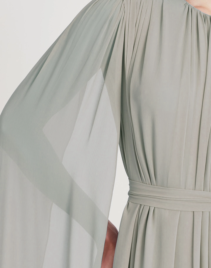 O Vestido Longo Cassandra é confeccionado em chiffon youro. Sua modelagem moderna e elegante é indispensável em eventos sofisticados, casamento ou formaturas.