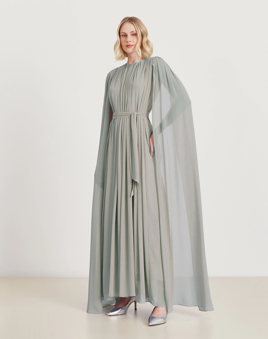 O Vestido Longo Cassandra é confeccionado em chiffon youro. Sua modelagem moderna e elegante é indispensável em eventos sofisticados, casamento ou formaturas.