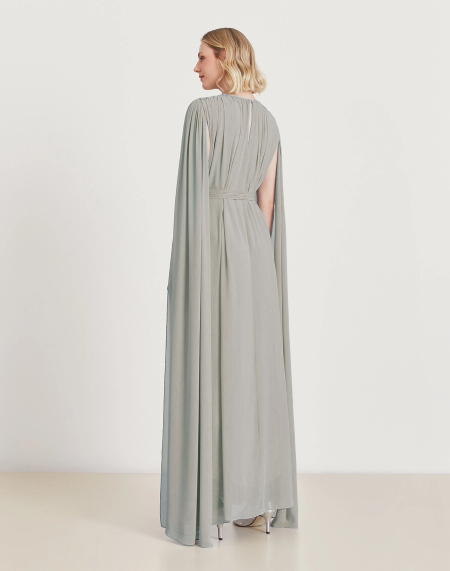 O Vestido Longo Cassandra é confeccionado em chiffon youro. Sua modelagem moderna e elegante é indispensável em eventos sofisticados, casamento ou formaturas.