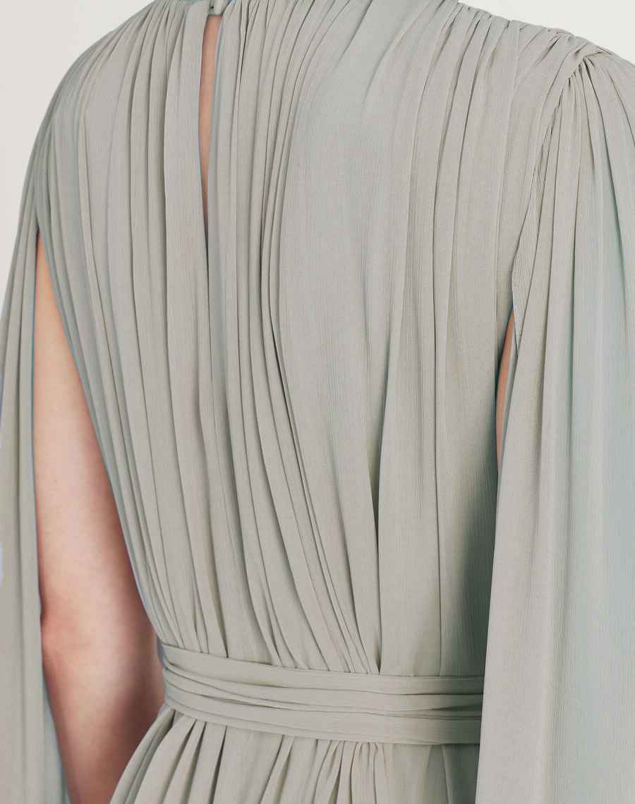 O Vestido Longo Cassandra é confeccionado em chiffon youro. Sua modelagem moderna e elegante é indispensável em eventos sofisticados, casamento ou formaturas.