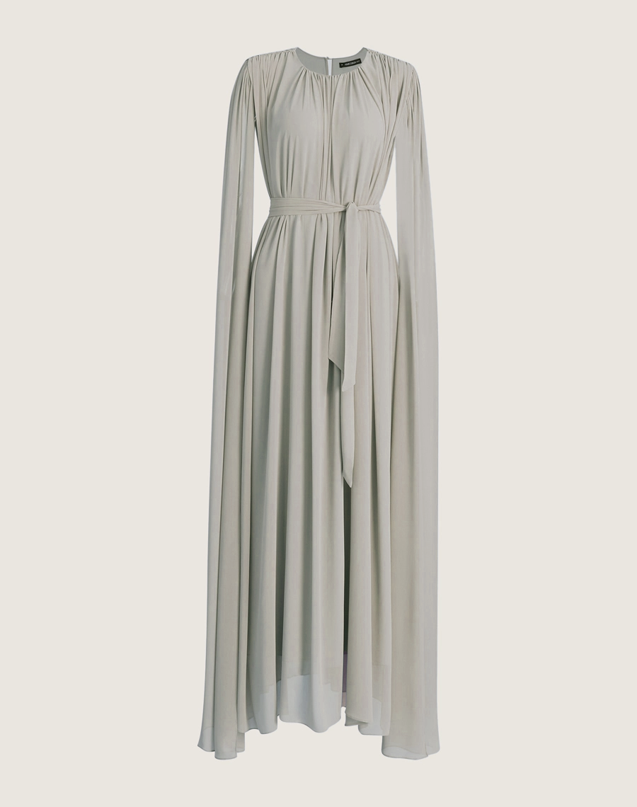 O Vestido Longo Cassandra é confeccionado em chiffon youro. Sua modelagem moderna e elegante é indispensável em eventos sofisticados, casamento ou formaturas.
