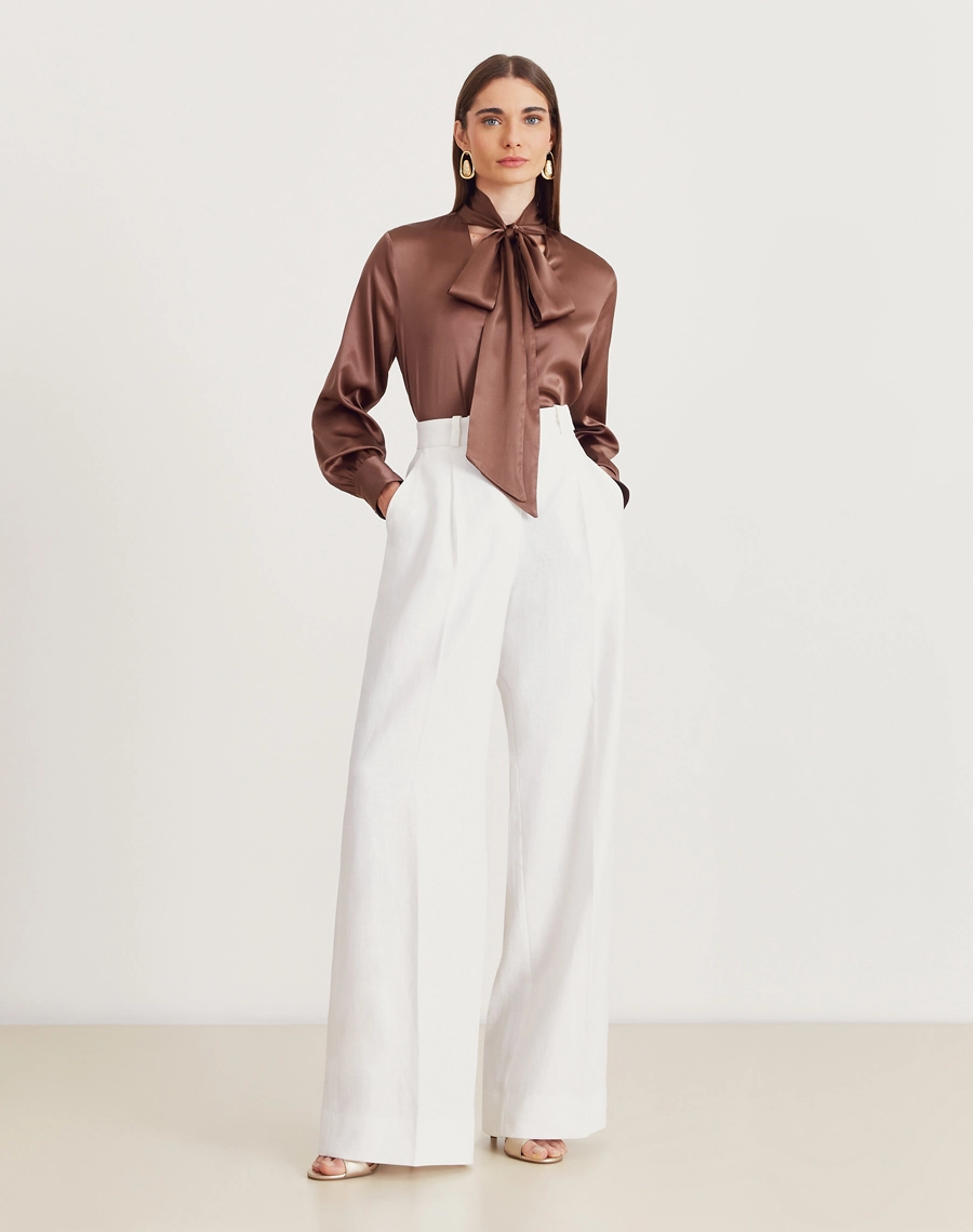 A Camisa Belinda é confeccionada em seda com elastano, ideal para o dia a dia, a camisa é versátil, podendo ser combinada em looks que transitam facilmente entre o dia e a noite, oferecendo praticidade e estilo.