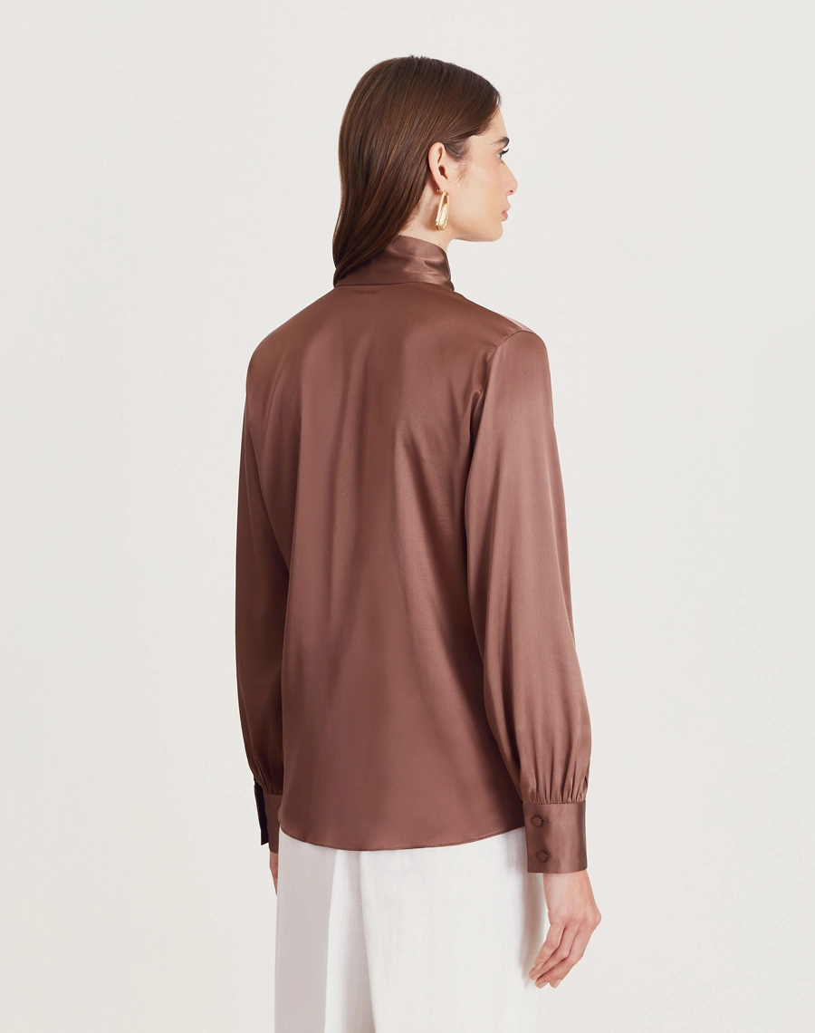 A Camisa Belinda é confeccionada em seda com elastano, ideal para o dia a dia, a camisa é versátil, podendo ser combinada em looks que transitam facilmente entre o dia e a noite, oferecendo praticidade e estilo.