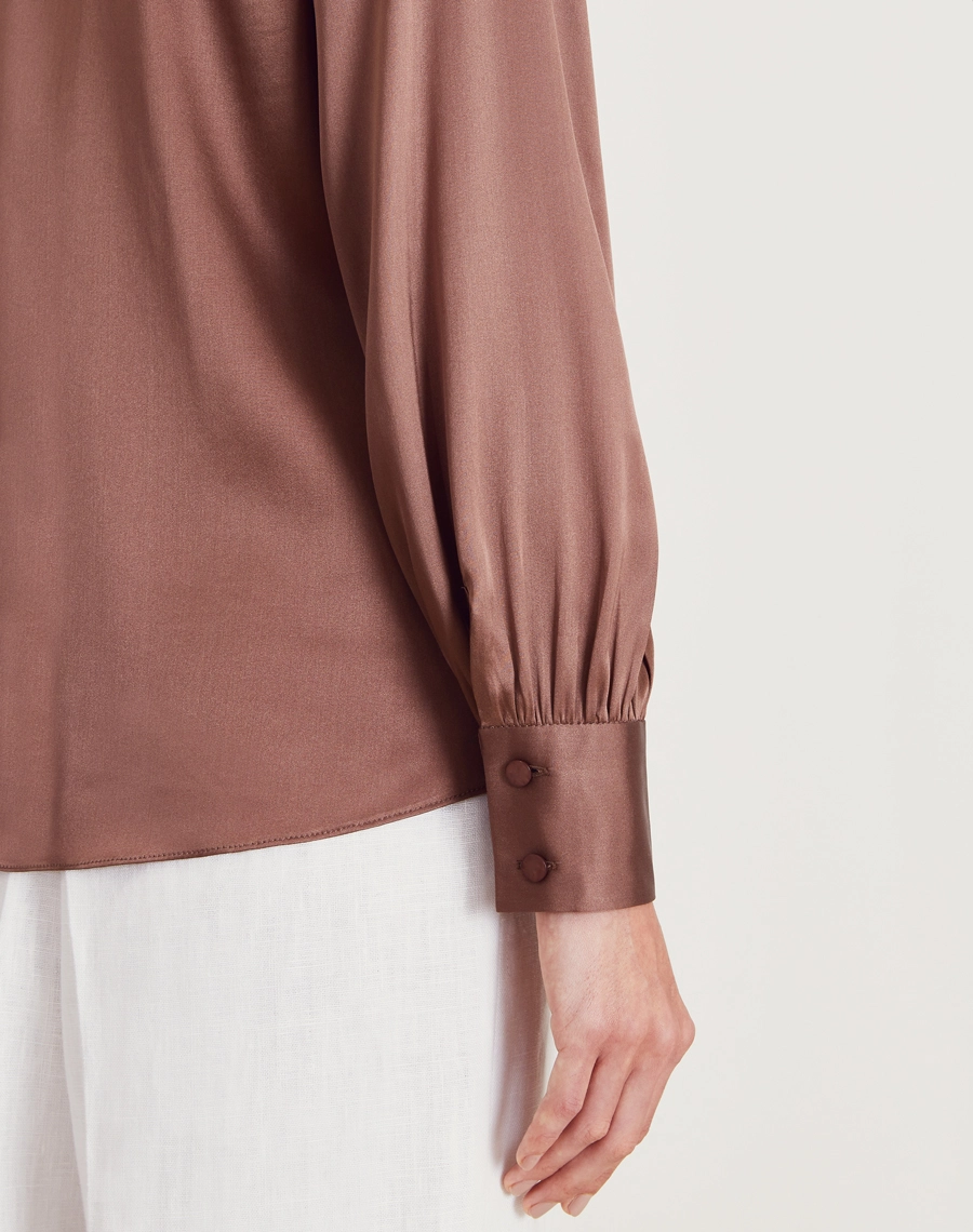A Camisa Belinda é confeccionada em seda com elastano, ideal para o dia a dia, a camisa é versátil, podendo ser combinada em looks que transitam facilmente entre o dia e a noite, oferecendo praticidade e estilo.