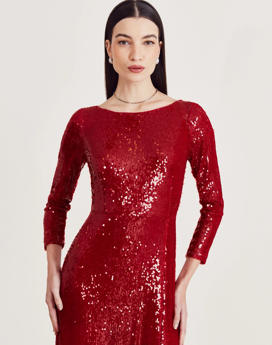 O Vestido Longo Elisa é confeccionado em paetê bordado. É a escolha perfeita para quem busca conforto e estilo, sem perder a elegância, sendo ideal para bailes de gala ou qualquer evento que exija uma roupa com muito brilho e sofisticação.
