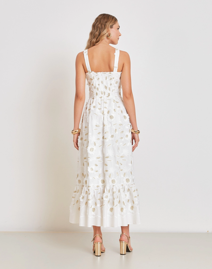 O Vestido Midi Eduarda é confeccionado em Cambraia bordada, tecido de algodão conhecido por sua leveza e toque macio. <br/>

