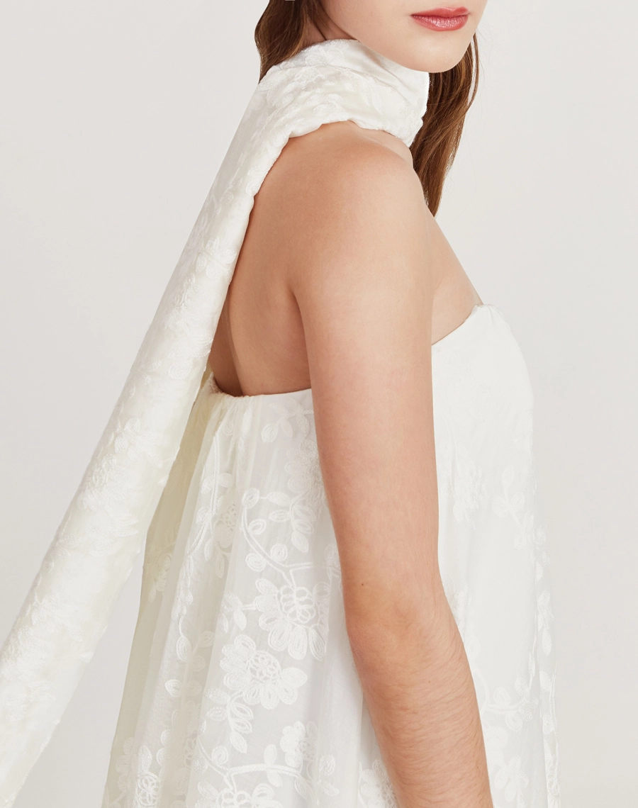 O Vestido Longo Helen é confeccionado em cambraia bordada, tecido leve com toque sedoso, brilho sutil e caimento encorpado.

