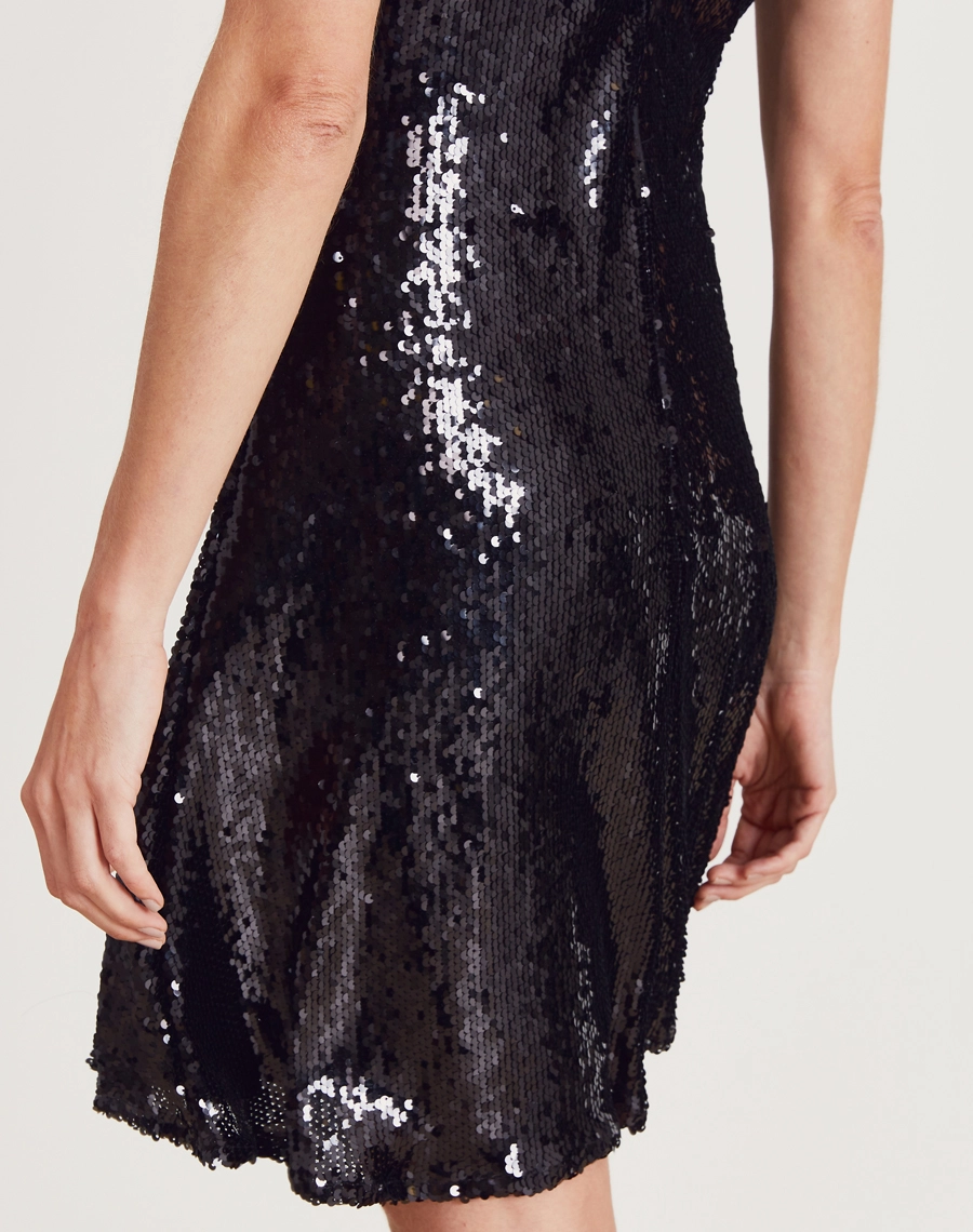 O Vestido Curto Elysa é confeccionado em paetê bordado. Ideal para festas, eventos noturnos ou ocasiões especiais, é a escolha perfeita para quem deseja brilhar com charme e estilo.