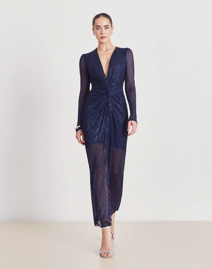 Vestido Longo Erica confeccionado em malha plissada metálica, tecido leve e confortável, com caimento fluido e toque macio. Ideal para peças sofisticadas com movimento e elegância.