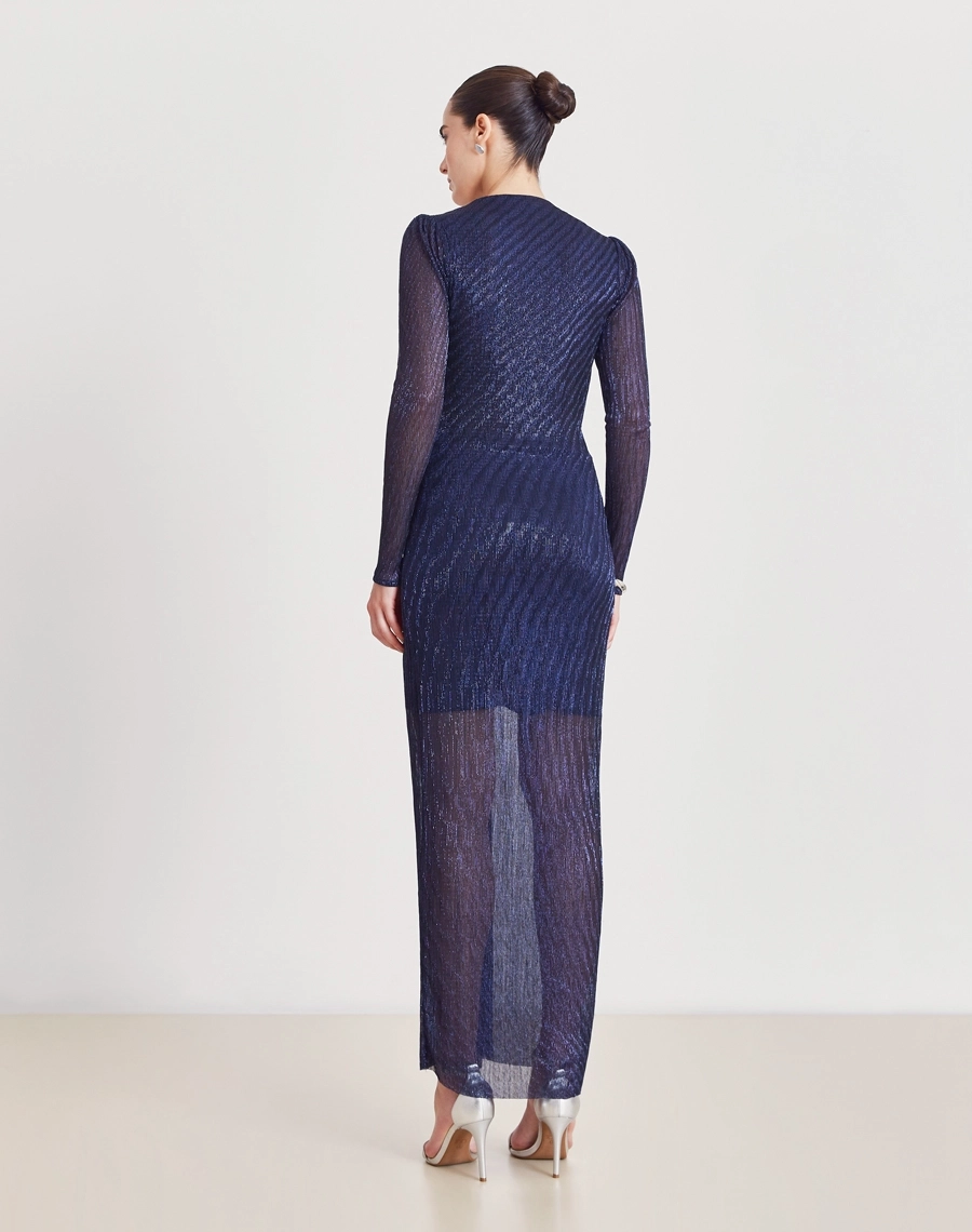 Vestido Longo Erica confeccionado em malha plissada metálica, tecido leve e confortável, com caimento fluido e toque macio. Ideal para peças sofisticadas com movimento e elegância.