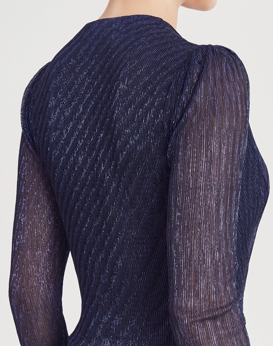 Vestido Longo Erica confeccionado em malha plissada metálica, tecido leve e confortável, com caimento fluido e toque macio. Ideal para peças sofisticadas com movimento e elegância.