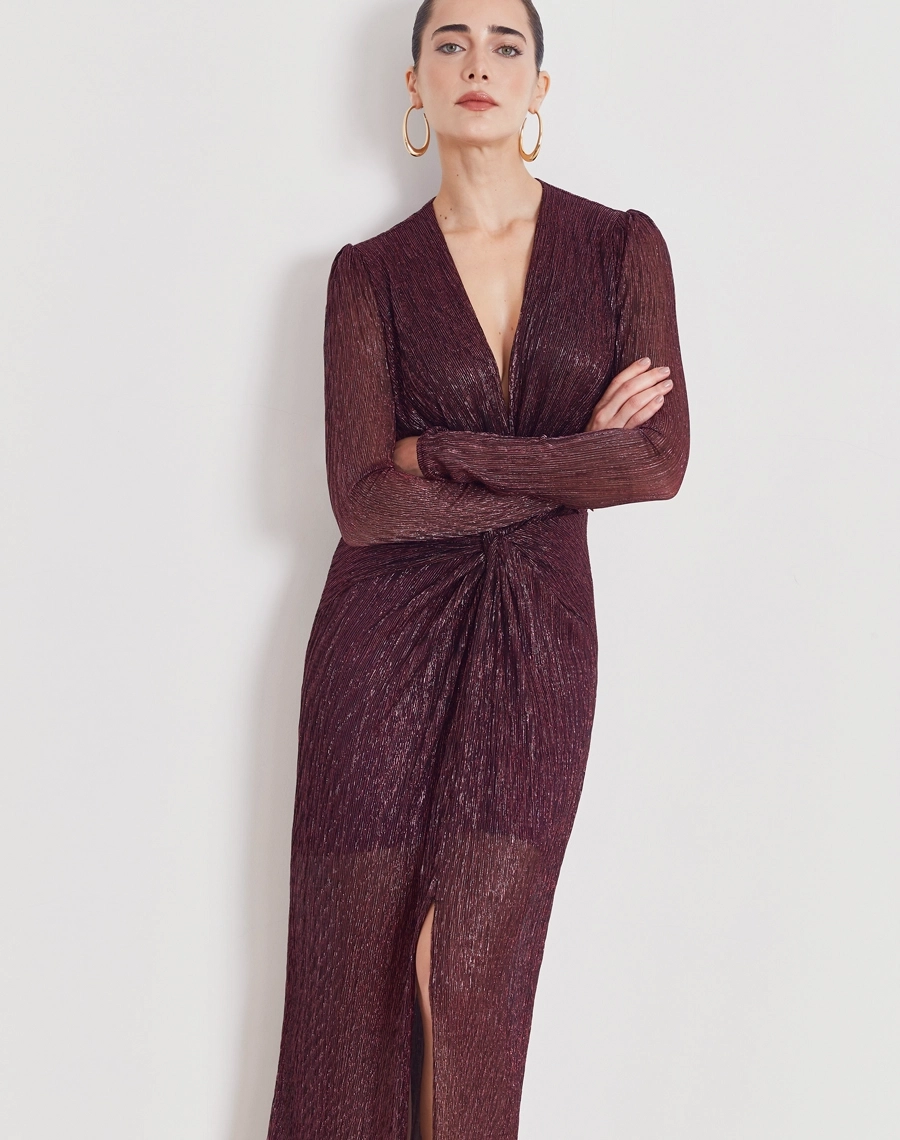 Vestido Longo Erica confeccionado em malha plissada metálica, tecido leve e confortável, com caimento fluido e toque macio. Ideal para peças sofisticadas com movimento e elegância.