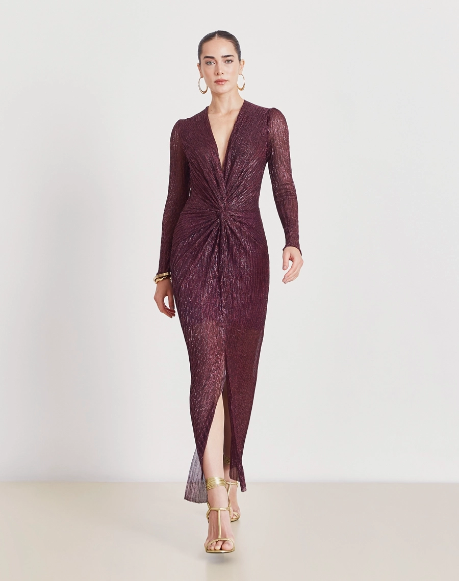 Vestido Longo Erica confeccionado em malha plissada metálica, tecido leve e confortável, com caimento fluido e toque macio. Ideal para peças sofisticadas com movimento e elegância.