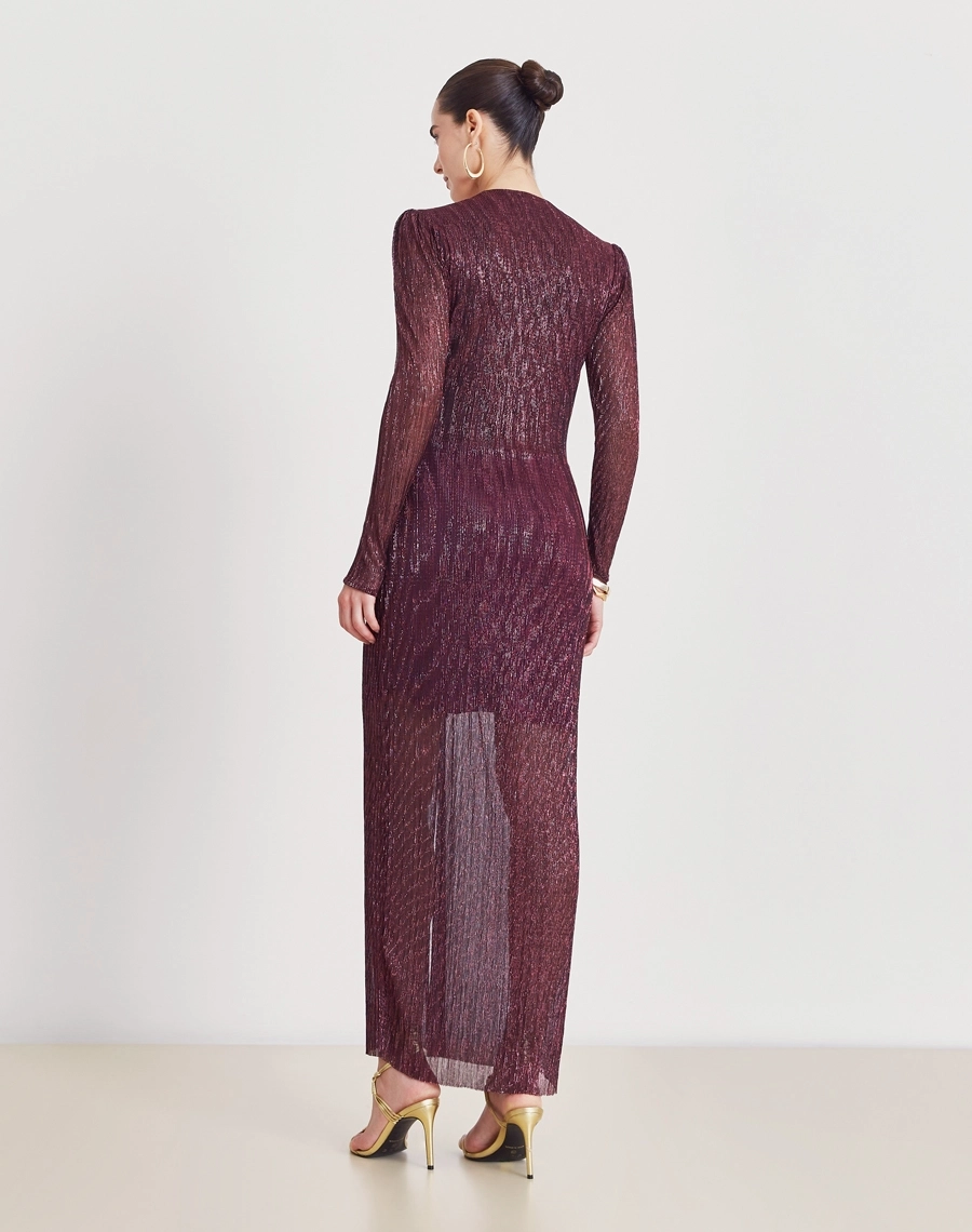Vestido Longo Erica confeccionado em malha plissada metálica, tecido leve e confortável, com caimento fluido e toque macio. Ideal para peças sofisticadas com movimento e elegância.