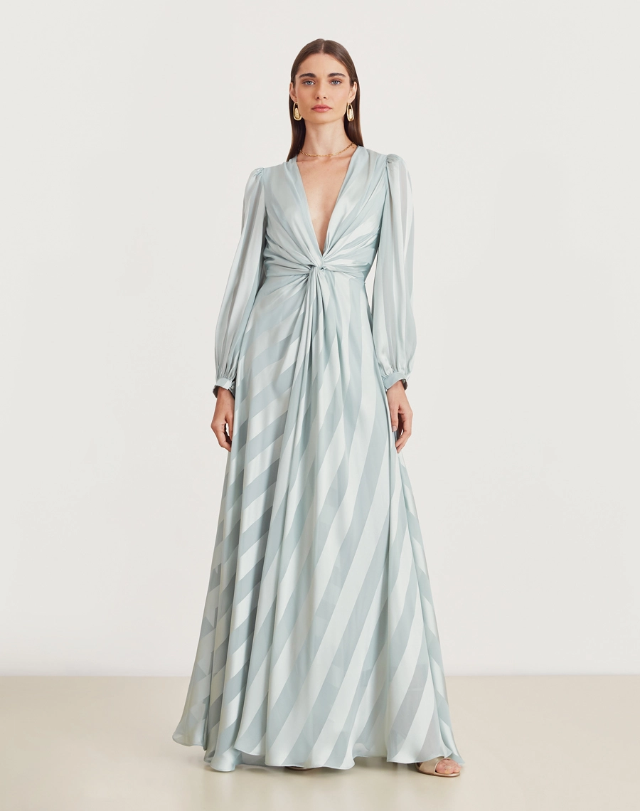 O Vestido Longo Pilar é confeccionado em chiffon maquinetado com brilho acetinado. Com decote V profundo, mangas longas e saia fluida. Ideal para eventos noturnos e casamentos.