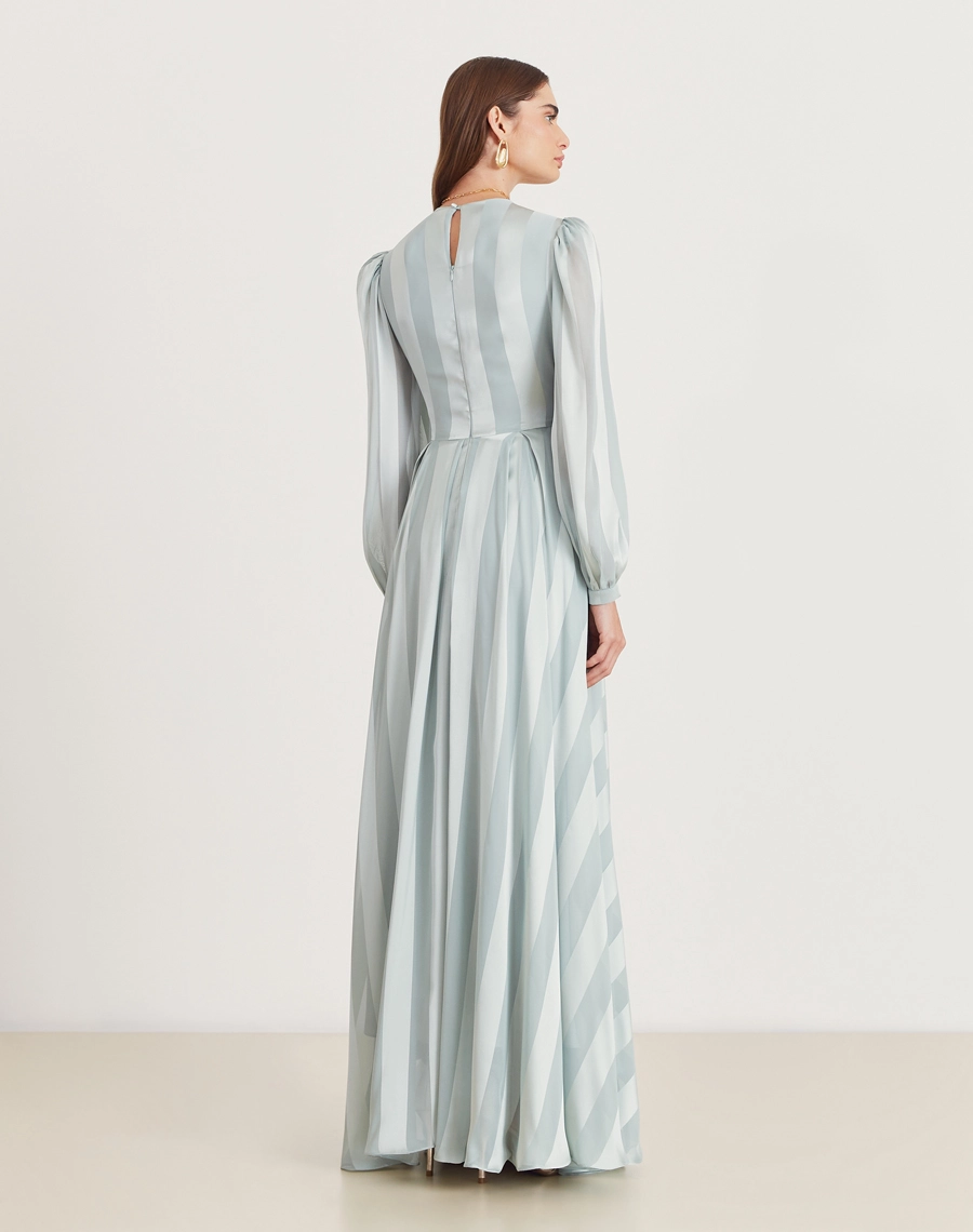O Vestido Longo Pilar é confeccionado em chiffon maquinetado com brilho acetinado. Com decote V profundo, mangas longas e saia fluida. Ideal para eventos noturnos e casamentos.