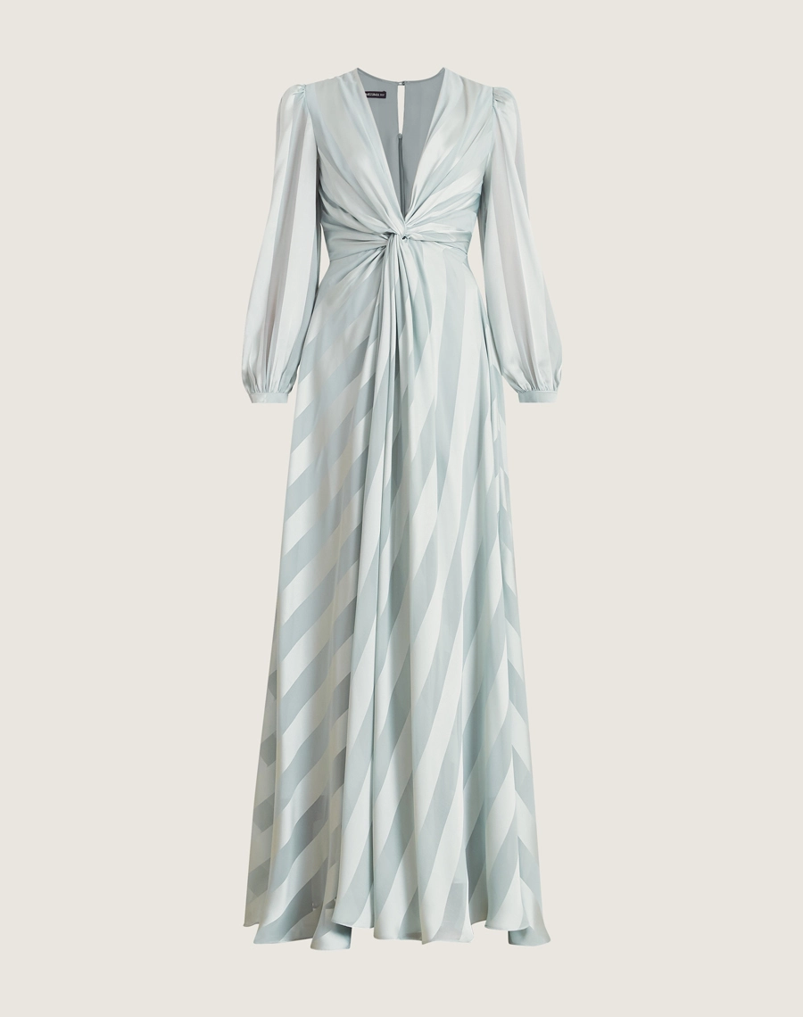 O Vestido Longo Pilar é confeccionado em chiffon maquinetado com brilho acetinado. Com decote V profundo, mangas longas e saia fluida. Ideal para eventos noturnos e casamentos.