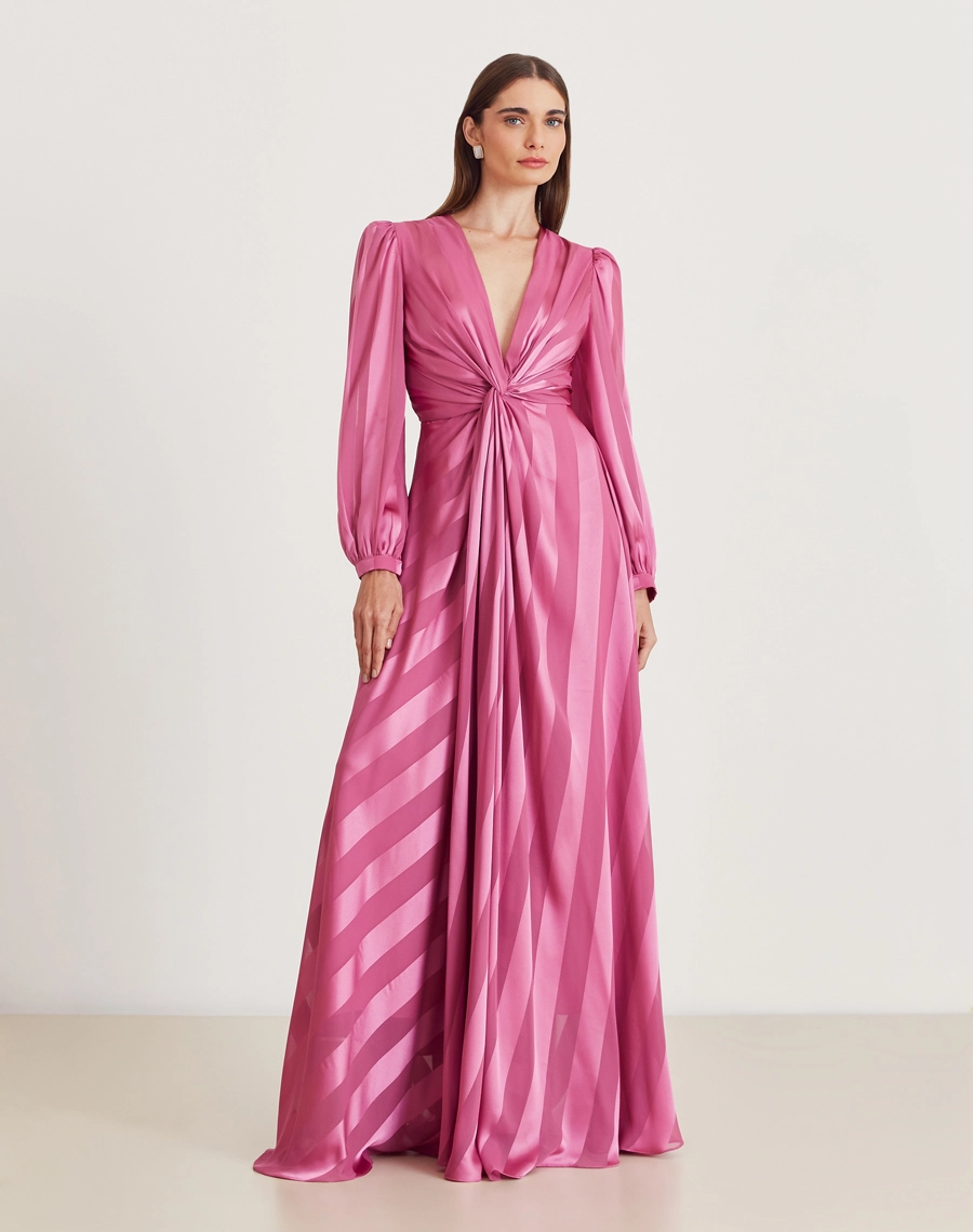 O Vestido Longo Pilar é confeccionado em chiffon maquinetado com brilho acetinado. Com decote V profundo, mangas longas e saia fluida. Ideal para eventos noturnos e casamentos.