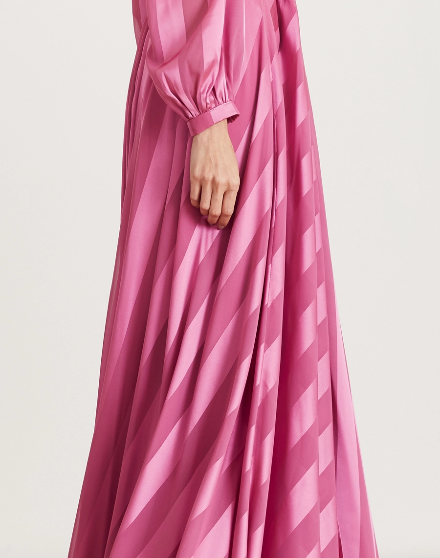 O Vestido Longo Pilar é confeccionado em chiffon maquinetado com brilho acetinado. Com decote V profundo, mangas longas e saia fluida. Ideal para eventos noturnos e casamentos.