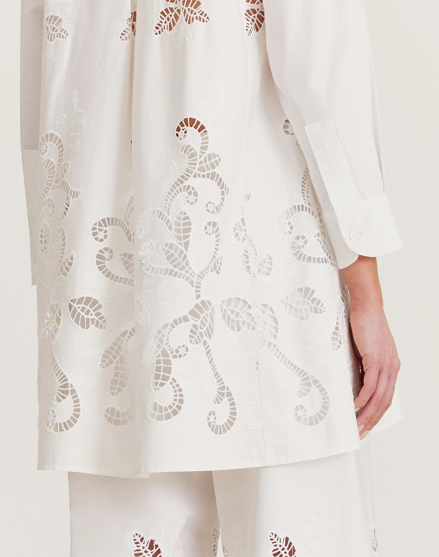 A Camisa Maite é uma peça que traduz feminilidade e conforto, ideal para compor produções sofisticadas e cheias de estilo.