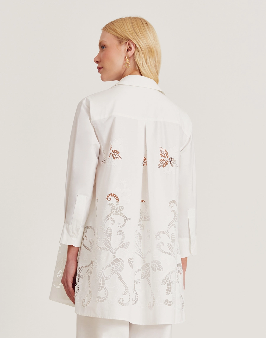 A Camisa Maite é uma peça que traduz feminilidade e conforto, ideal para compor produções sofisticadas e cheias de estilo.