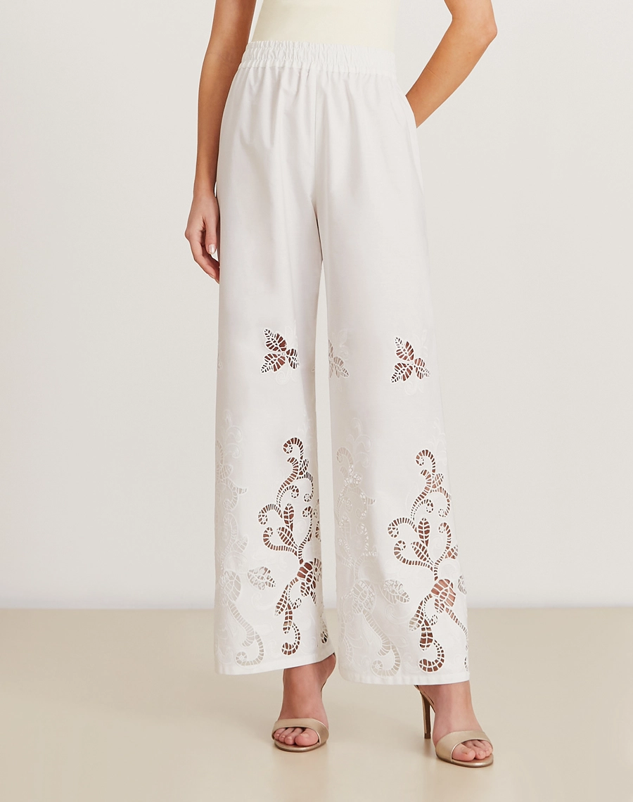 A calça Maite é feita em algoão,perfeita para combinações com blusas leves ou camisas de algodão, criando produções que equilibram conforto e sofisticação.