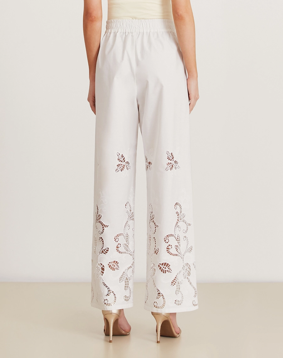 A calça Maite é feita em algoão,perfeita para combinações com blusas leves ou camisas de algodão, criando produções que equilibram conforto e sofisticação.