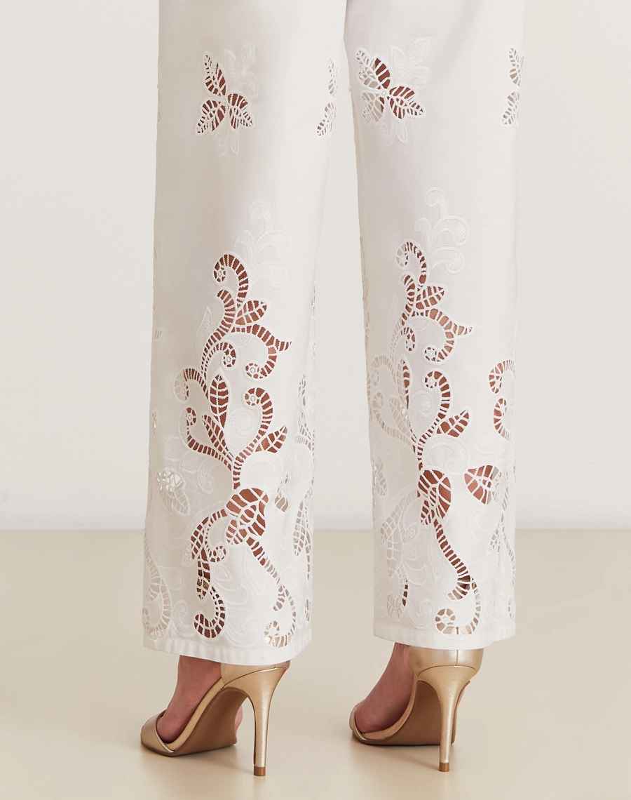 A calça Maite é feita em algoão,perfeita para combinações com blusas leves ou camisas de algodão, criando produções que equilibram conforto e sofisticação.
