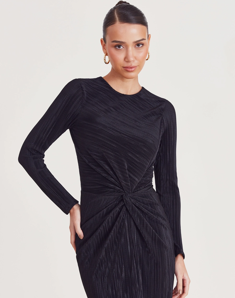O Vestido Midi Daisy é confeccionado em malha plissada, conhecido por sua elasticidade, conforto e caimento impecável.