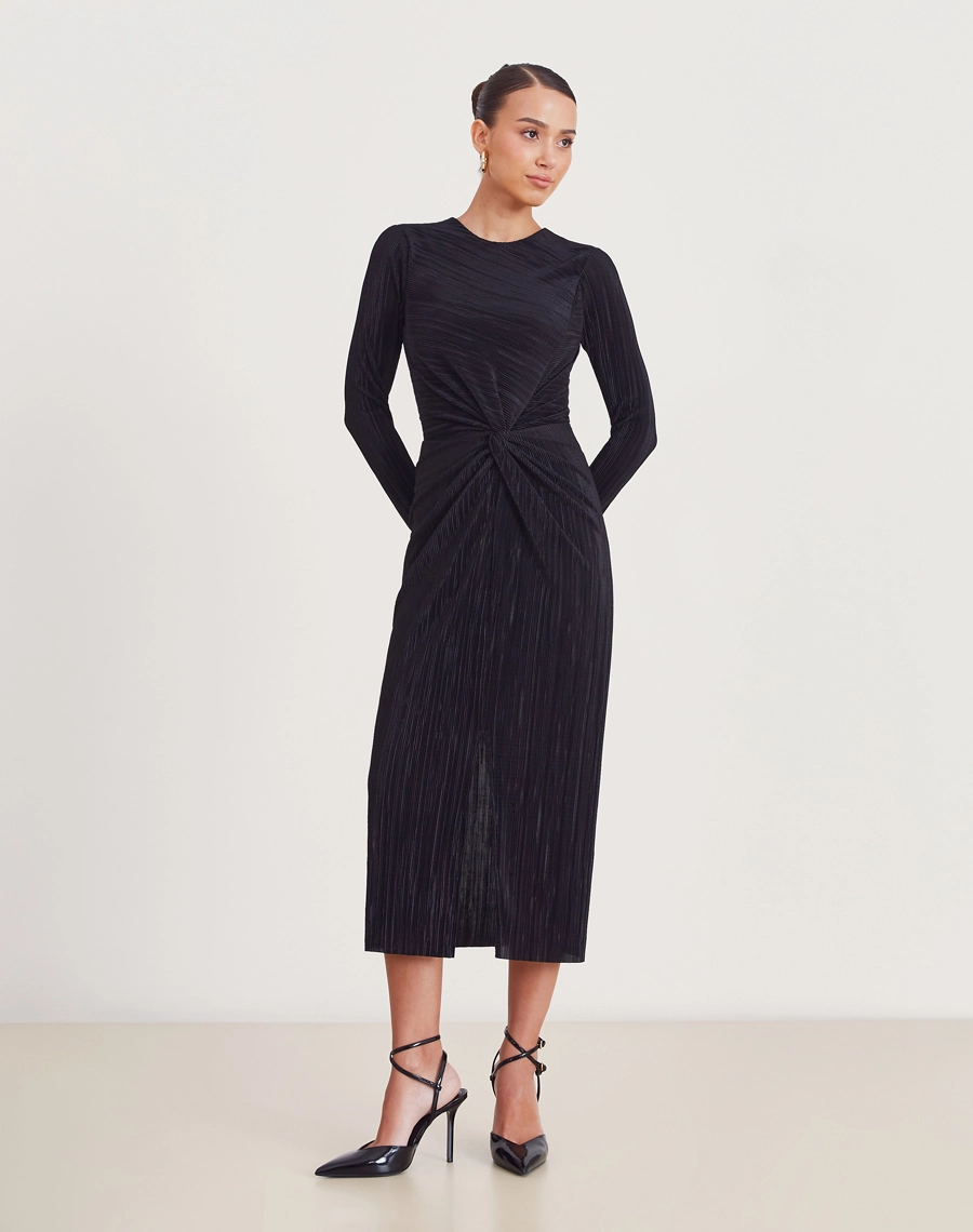 O Vestido Midi Daisy é confeccionado em malha plissada, conhecido por sua elasticidade, conforto e caimento impecável.