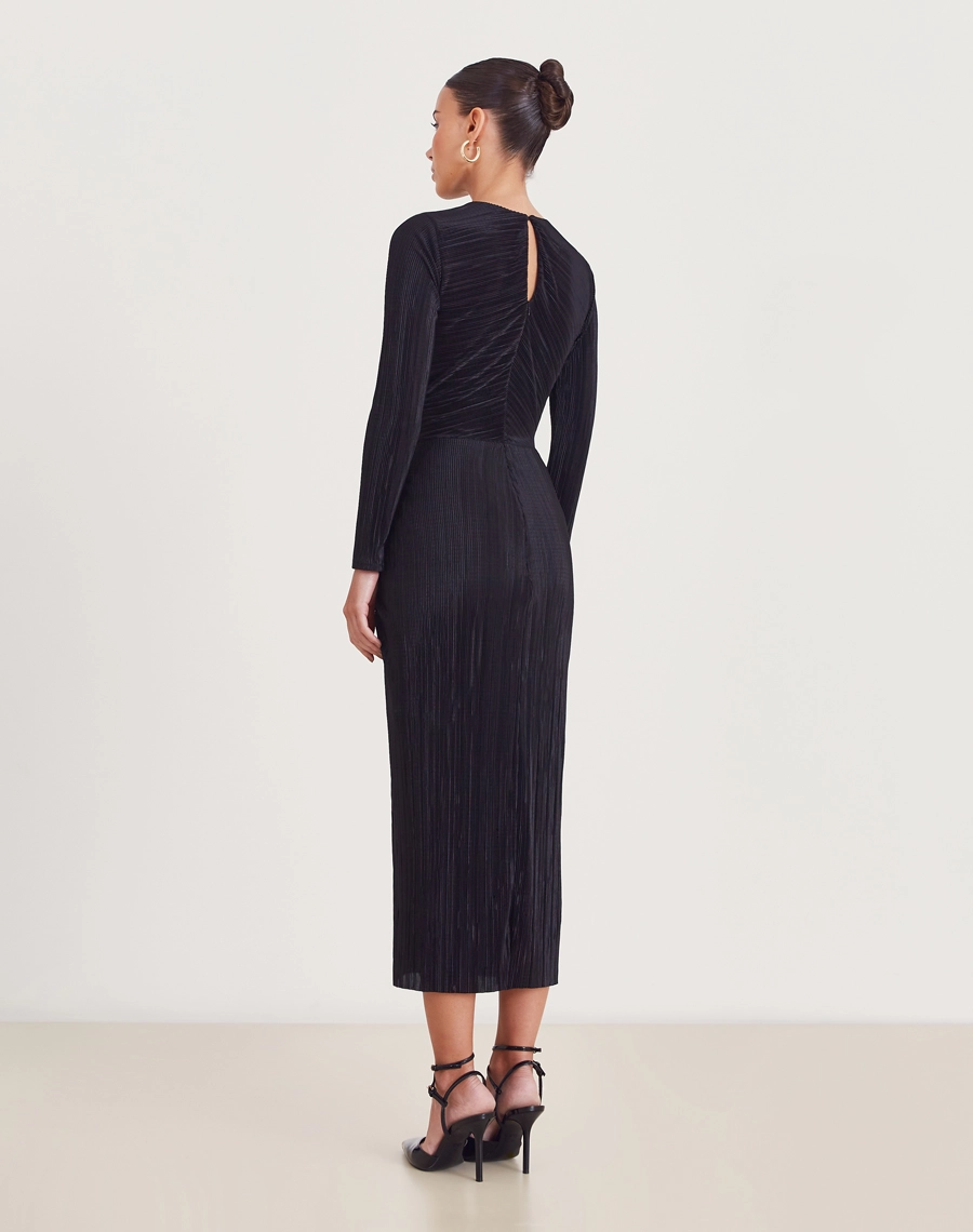O Vestido Midi Daisy é confeccionado em malha plissada, conhecido por sua elasticidade, conforto e caimento impecável.