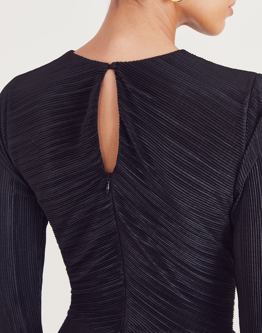 O Vestido Midi Daisy é confeccionado em malha plissada, conhecido por sua elasticidade, conforto e caimento impecável.