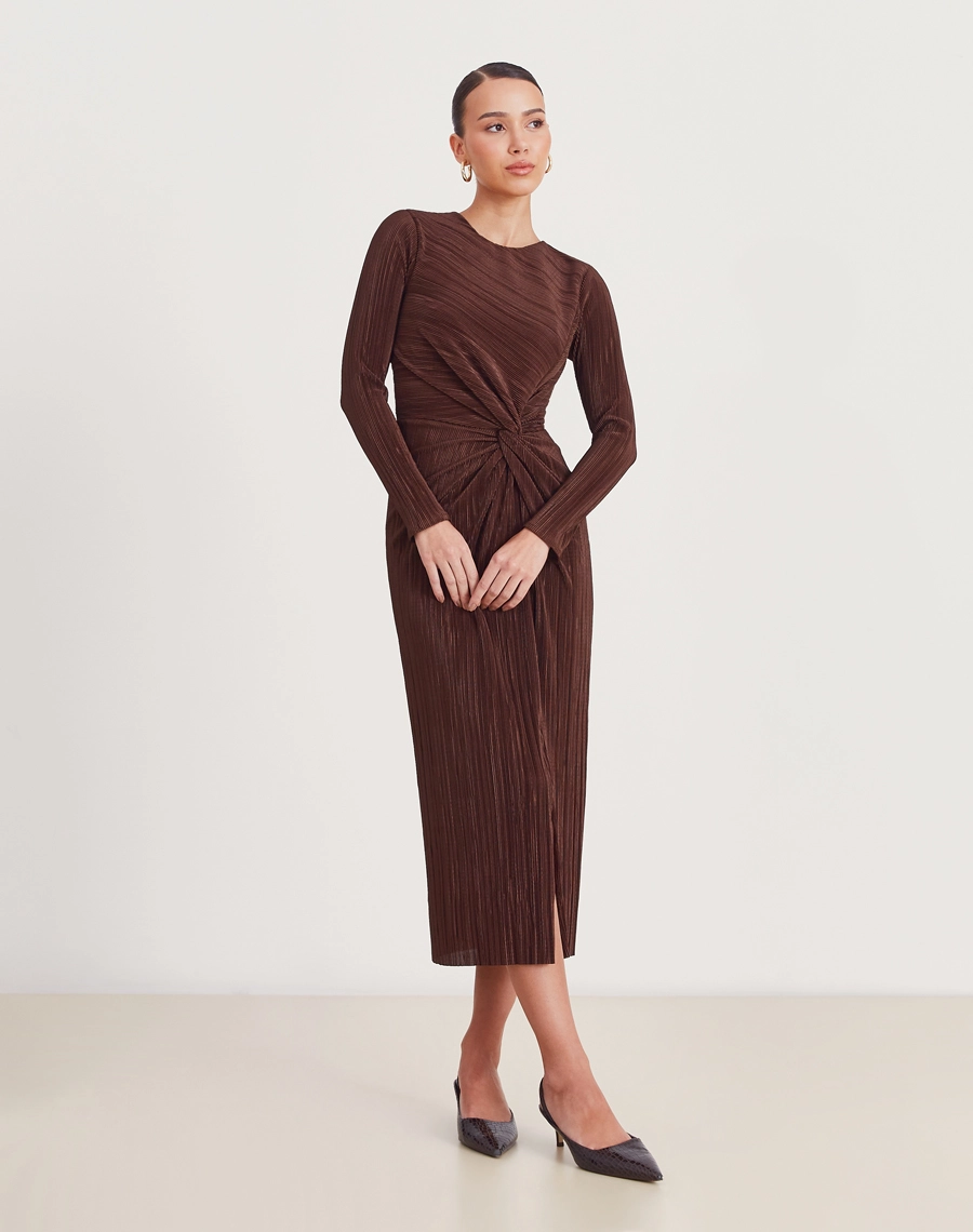O Vestido Midi Daisy é confeccionado em malha plissada, conhecido por sua elasticidade, conforto e caimento impecável.